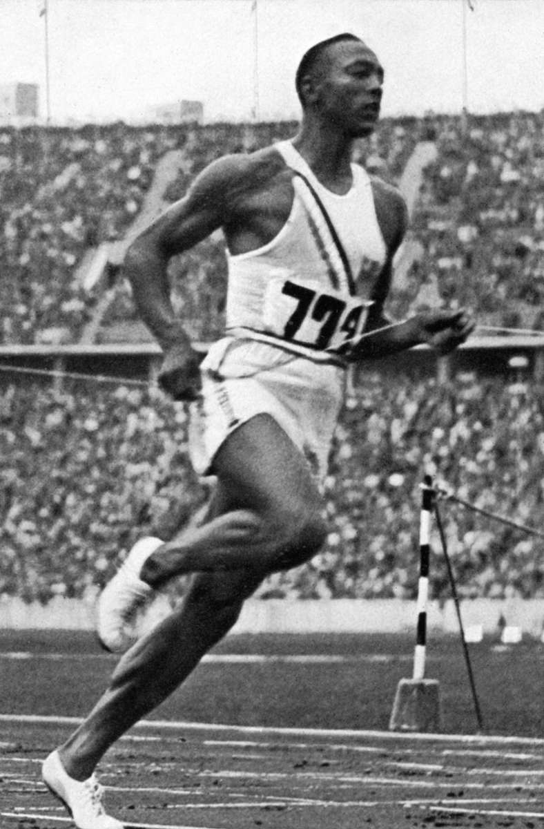 Jesse Owens führt Hitlers Ideologie auf der Laufbahn ad absurdum: Mit vier Goldmedaillen ist er der erfolgreichste Athlet der Olympischen Spiele in Berlin.