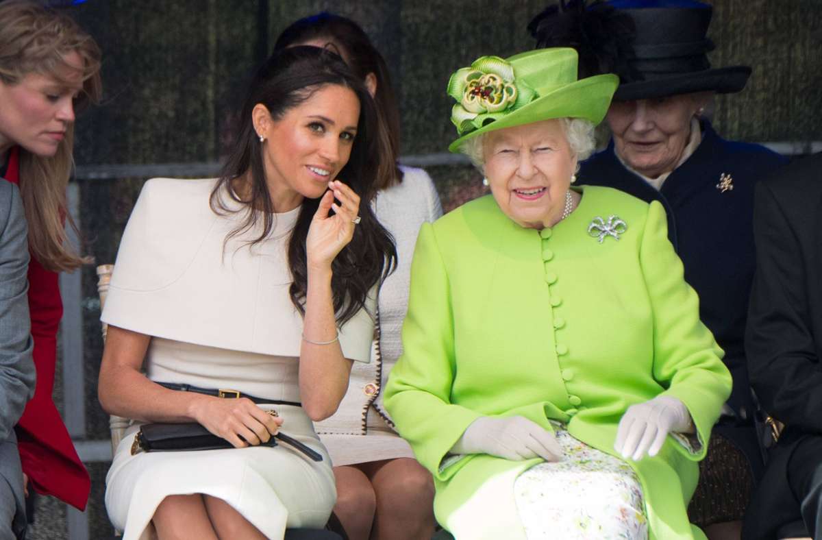 Ein Solo-Auftritt mit der Queen ist für alle Windsors etwas besonderes: Herzogin Meghan bestritt ihn 2018 in einem cremefarbenen Kleid mit raffiniertem Oberteil aus dem Hause Givenchy.