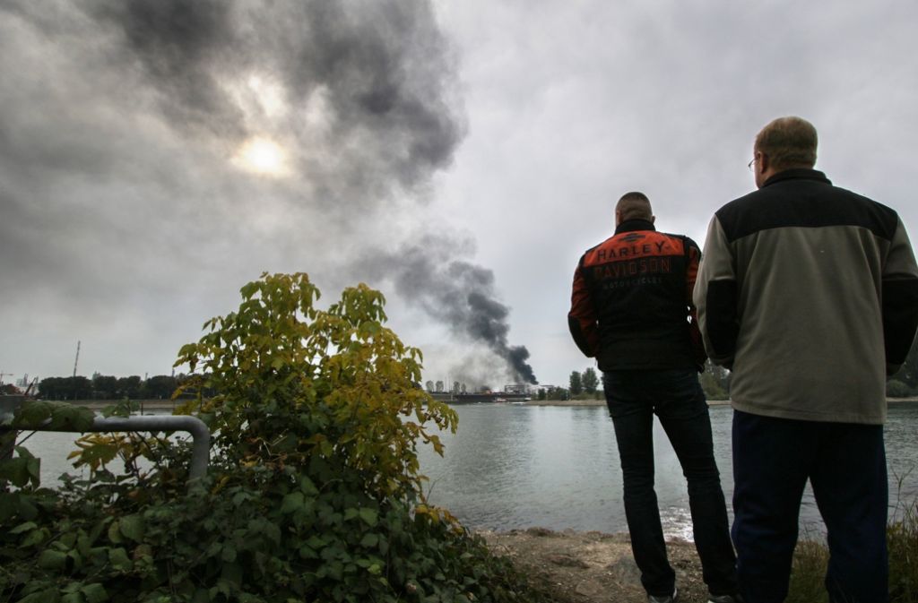 Anwohner schauen zum brennenden Chemiekonzern BASF. In der Bevölkerung geht man besonnen mit der Gefahr um.