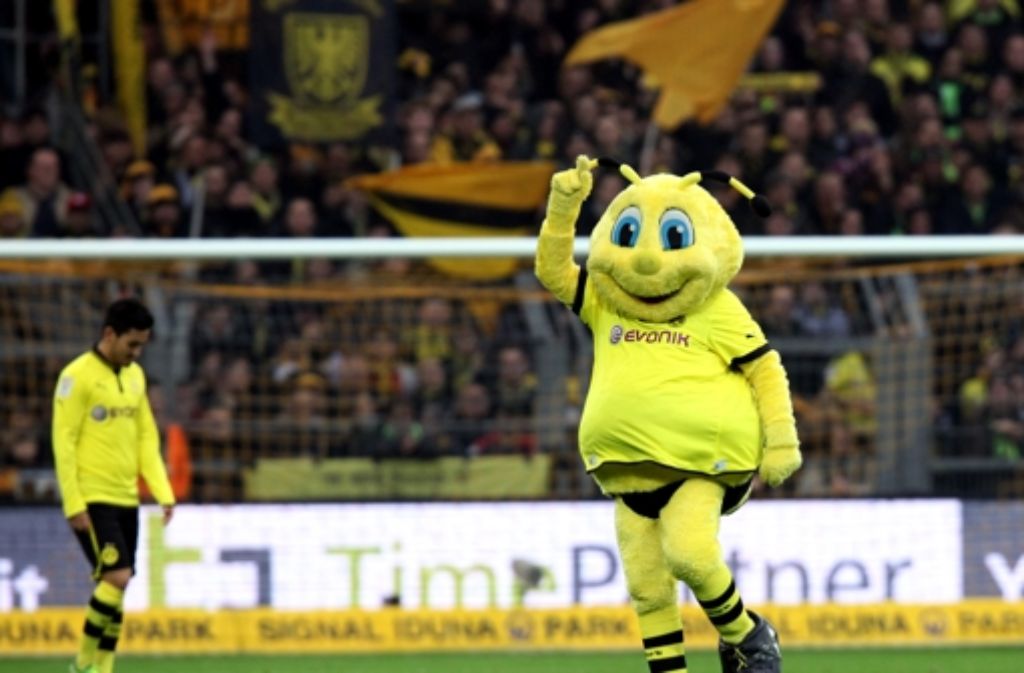 Der Glücksbringer für die Mannschaft von Borussia Dortmund ist Emma. Die Biene ist 2,25 Meter groß und gerade zehn Jahre alt geworden.