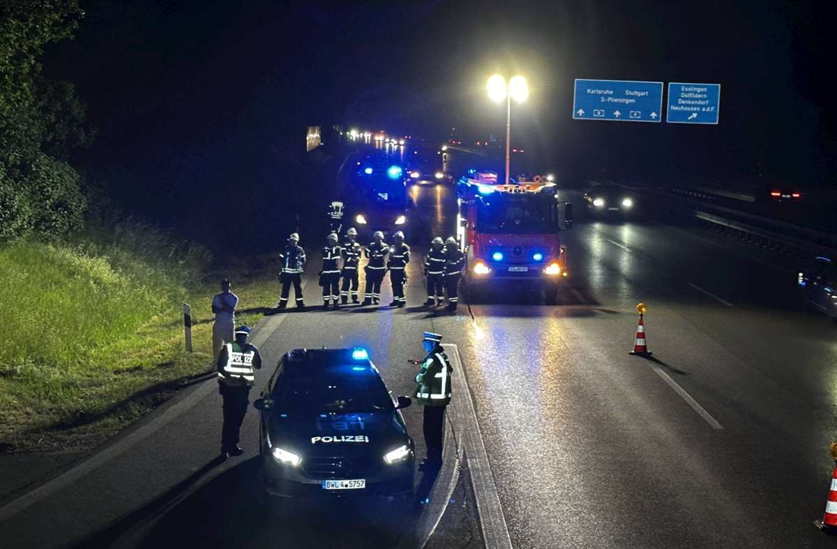 Feuer auf der Autobahn: Auf der A8 ist ein BMW komplett ausgebrannt.