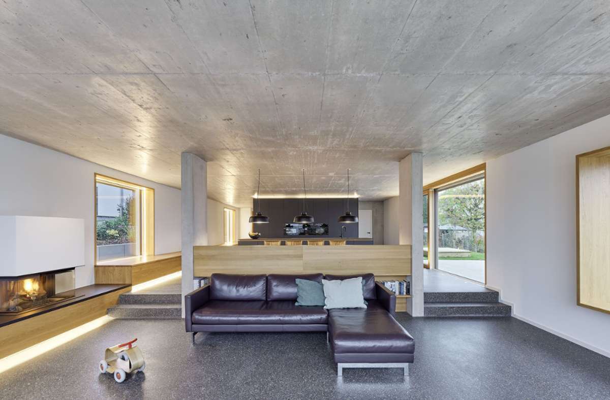 Außen Holz, innen Beton und verputzte Wände, der Stuttgarter Architekt Thilo Holzer entwarf einen offenen Küchen-, Ess- und Wohnbereich für das Haus in Backnang.