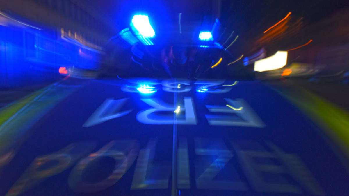  Ein 19-jähriger Autofahrer ist am Donnerstag in Kirchheim (Landkreis Esslingen) vor einer Polizeikontrolle geflüchtet. In seinem Fahrzeug fanden die Polizeibeamten Marihuana. 