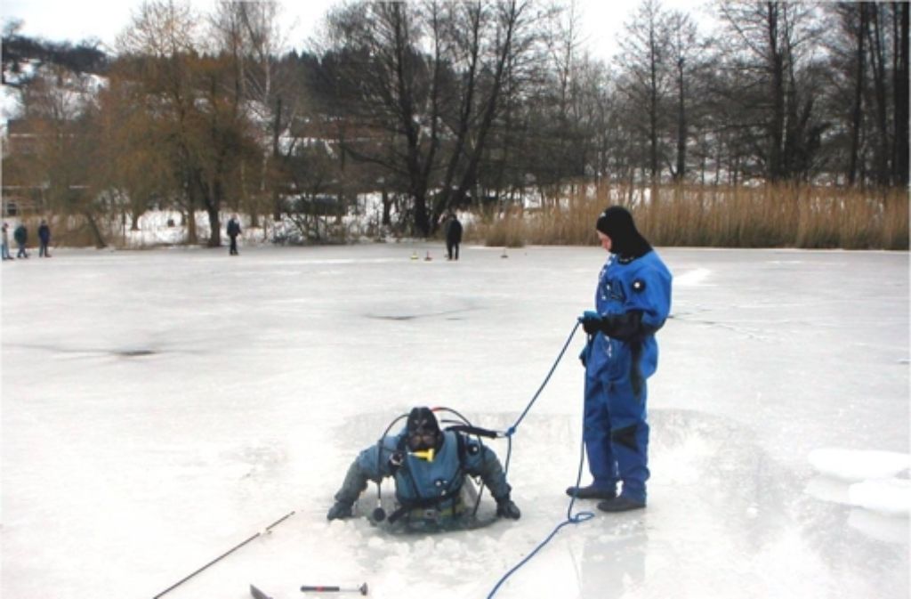 Degersee: Im Winter tauchen die Unterwasserarchäologen auch in oberschwäbischen Seen wie hier am Degersee nach prähistorischen Fundstätten.