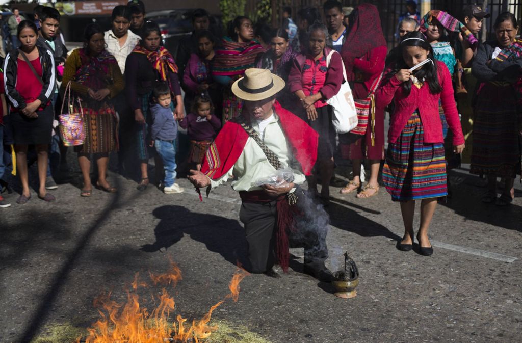Guatemala: Ein Maya-Heiler betet während eines Rituals in Guatemala-CityCity.