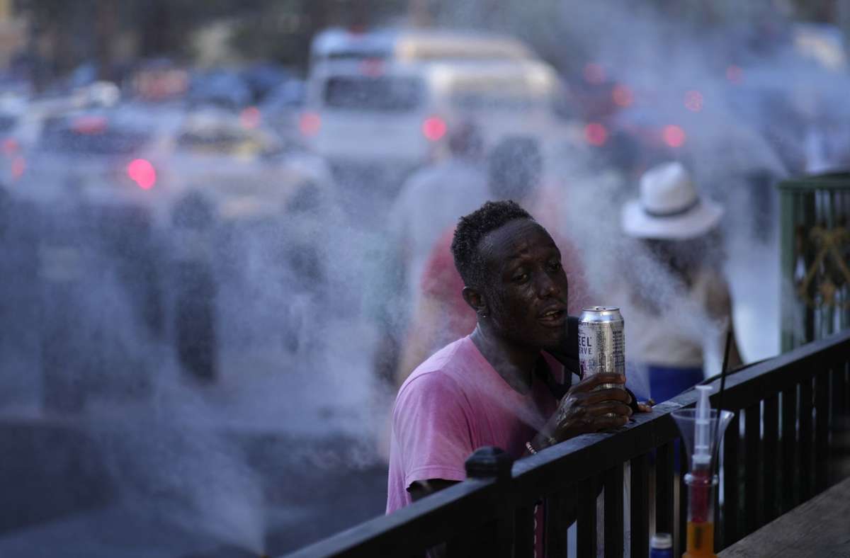 Ein Mann kühlt sich mit einem Wasserzerstäuber am Las Vegas Strip ab. Der Süden der USA ächzt unter extremer Hitze. Für mindestens 93 Millionen Menschen im Land gelte ein Warnung vor übermäßiger Hitze, teilte der US-Wetterdienst mit.