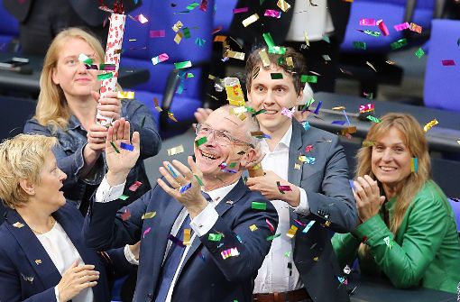 Moment des Triumphs: Ehe-für-alle-Aktivist Volker Beck von den Grünen feiert mit Glitzerkonfetti. Foto: dpa