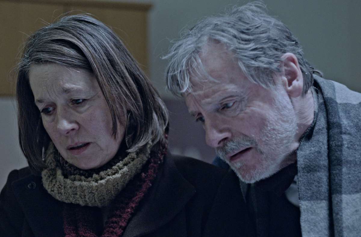 Marion (Franziska Walser, l.) und Theodor (Michael Wittenborn, r.) verabschieden sich im Krankenhaus von ihrem Sohn.