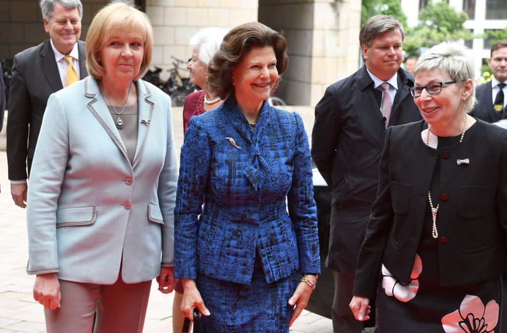 Königin Silvia von Schweden (Mitte) wird von der nordrhein-westfälischen Ministerpräsidentin Hannelore Kraft (links) und Landtagspräsidentin Carina Gödecke (beide SPD) begrüßt.