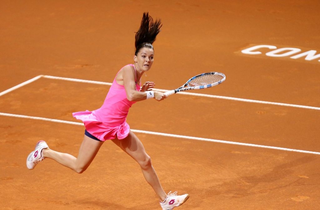 Agnieszka Radwanska hingegen, die als Topfavoritin auf den Titel des Turniers in Stuttgart gehandelt wird, zieht ins Viertelfinale ein, wo sie am Freitagabend auf Karolina Pliskova trifft.