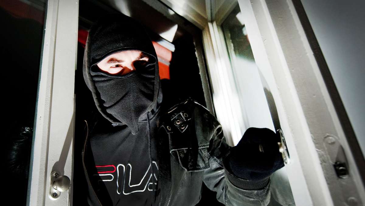  Einbrecher steigen in eine Gaststätte in Stuttgart-Mitte ein und erbeuten mehrere Hundert Euro Bargeld. Die Polizei sucht Zeugen. 