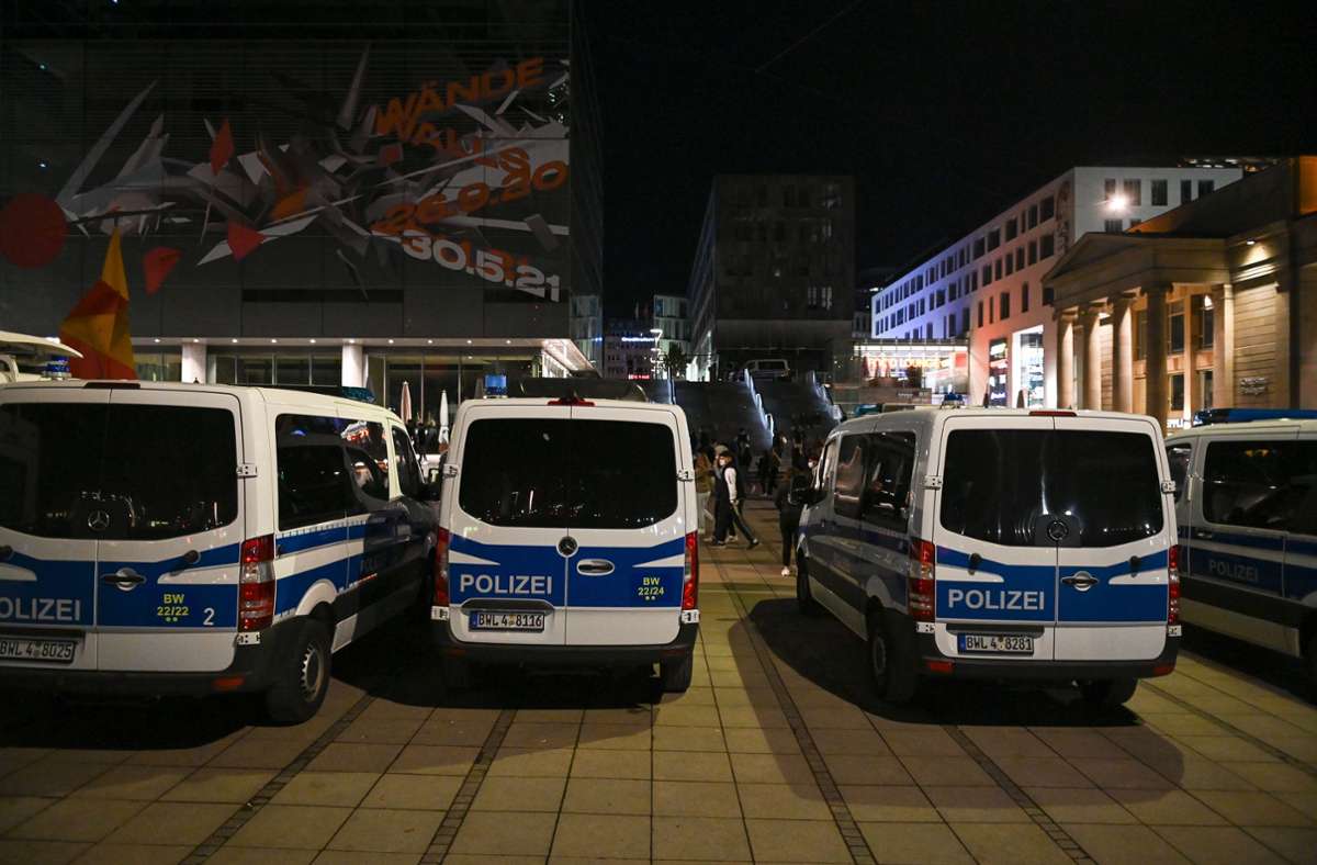 Polizeiwagenkolonne vor dem Kunstmuseum.