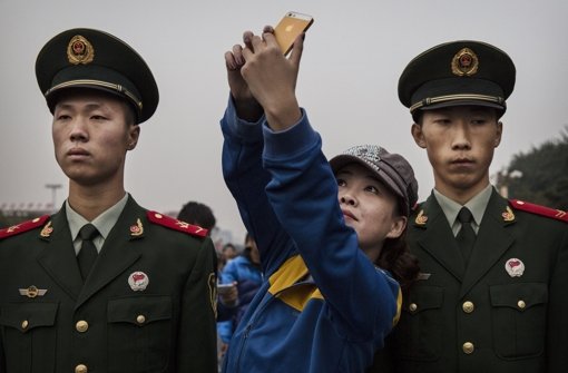 Ein Selfie mit Soldaten am Platz des Himmlischen Friedens in Peking Foto: Getty