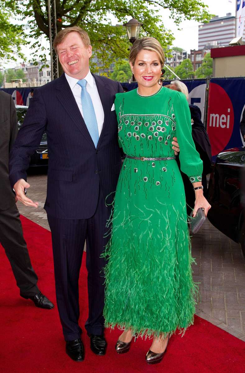 Dieses grasgrüne Kleid, das Niederlandes Königin Máxima hier trägt, stammt eigentlich aus dem Kleiderschrank ihrer Schwiegermutter, der früheren Königin Beatrix.
