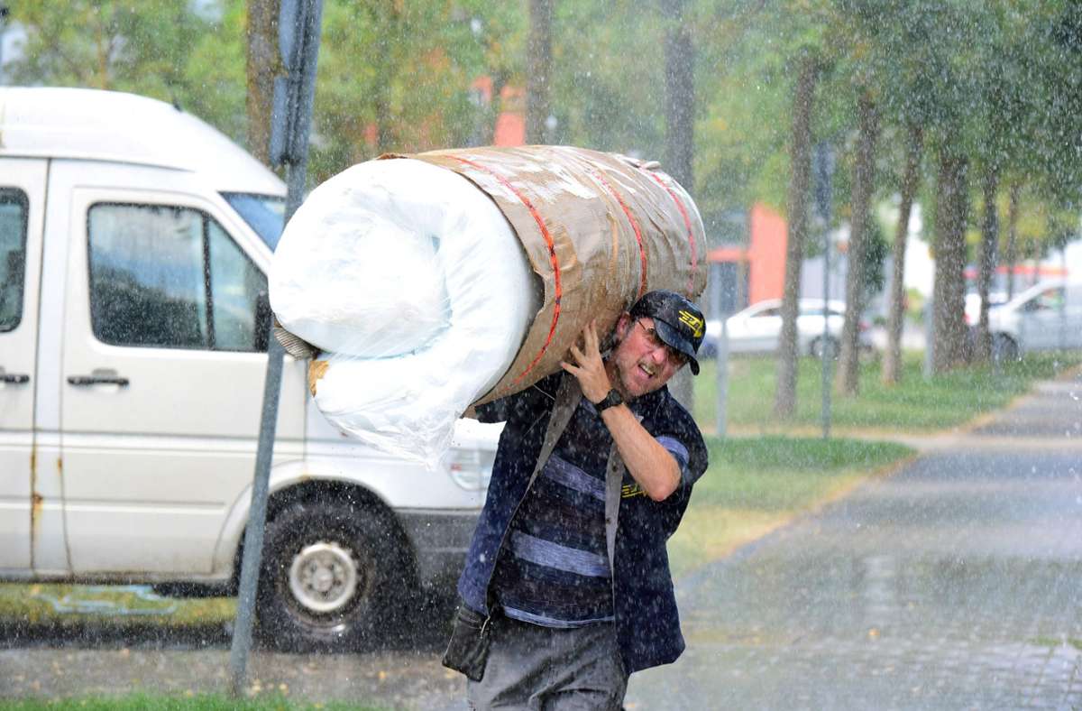 Als Paketbote und alleinerziehender Vater hat Volker (Bjarne Mädel) es nicht leicht. Auch im Regen muss er schleppen.