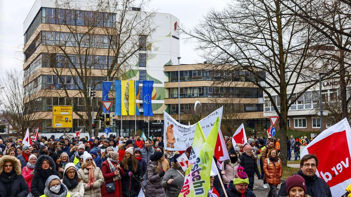 Demonstration in Böblingen: 500 Angestellte gehen auf die Straße für mehr Lohn