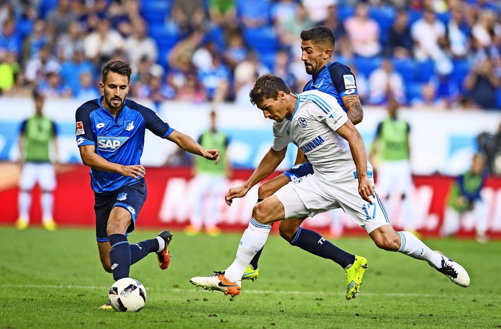 Benjamin Stambouli (in weiß) steht seit vergangener Saison im defensiven Mittelfeld des FC Schalke 04 in der Pflicht. Seine Profi-Karriere begann er in Montpellier.