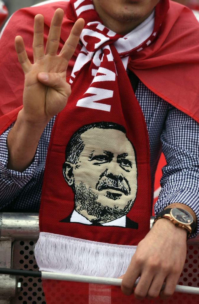 Das Konterfei des türkischen Präsidenten auf einem Schal in Großaufnahme.