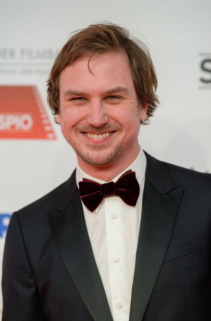 Schauspieler Lars Eidinger mit roter Fliege auf dem Deutschen Filmball.