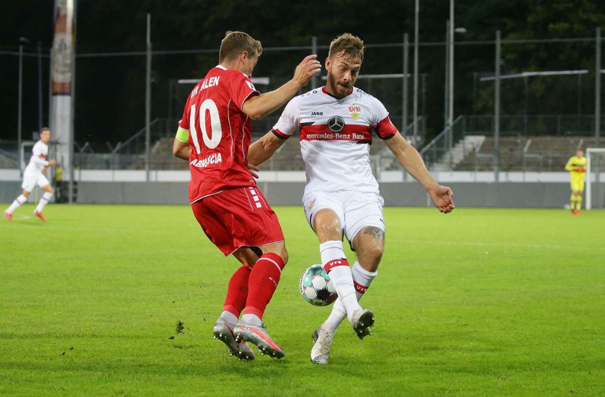 Aalens Kapitän Alessandro Abruscia (links) gegen VfB-Spieler Dominik Nothnagel (rechts).