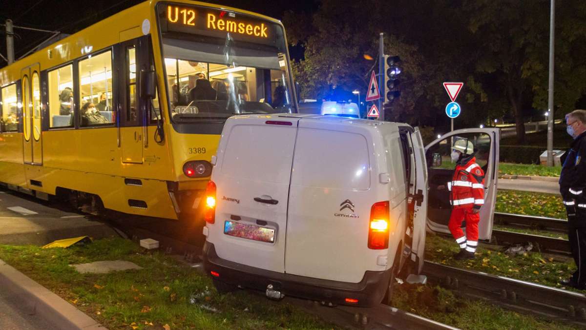 Unfall in Stuttgart: Ein Verletzter bei Zusammenstoß von Stadtbahn und Auto