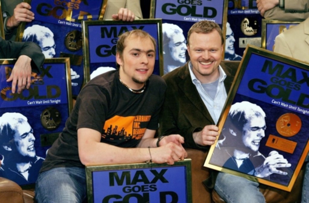 Stefan Raab kümmerte sich auch um den musikalischen Nachwuchs: Der Sänger Max Mutzke (links) freut sich zusammen mit seinem "Förderer" 2004 in Köln über den Erhalt einer Goldenen Schallplatte für seinen Hit "Cant Wait Until Tonight".
