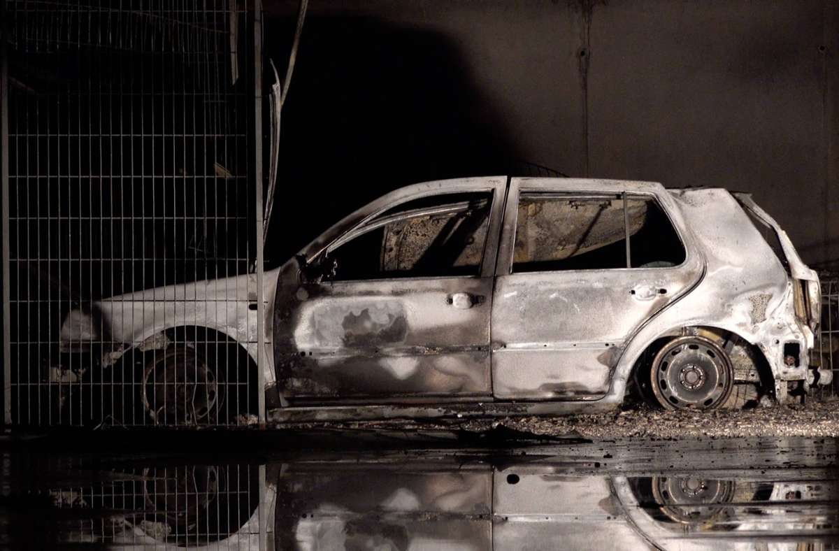 Zwei Autos und fünf Motorräder fielen den Flammen zum Opfer. Foto: 7aktuell.de/Alexander Hald/7aktuell.de | Alexander Hald