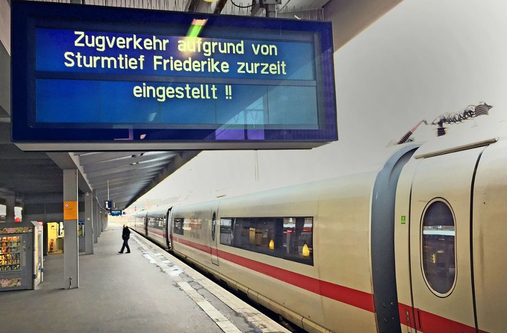 Ein Hinweisschild weist in Essen (Nordrhein-Westfalen) auf den eingestellten Zugverkehr hin. Mit schweren Böen und starken Regengüssen zieht das Sturmtief „Friederike“ über Deutschland.