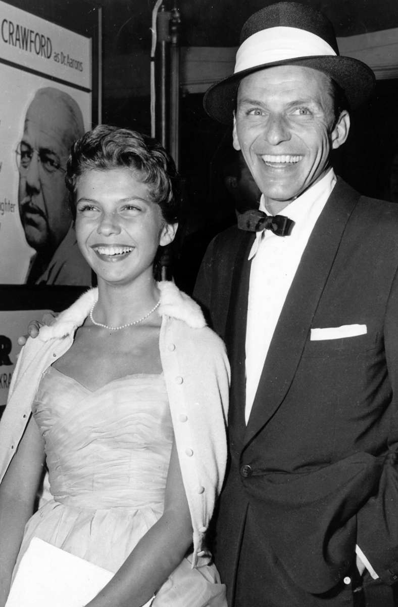 Frank Sinatra und seine Tochter Nancy 1954 bei der Premiere seines Films „. . . und nichts als ein Fremder“ in Hollywood.