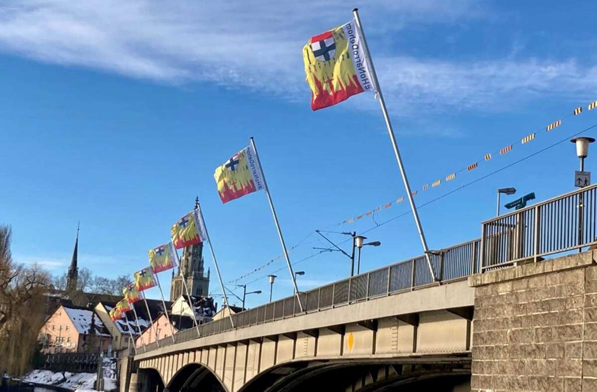 Ho Narro dehom heißt es in Konstanz. Dort wehen spezielle Flaggen an der alten Rheinbrücke.