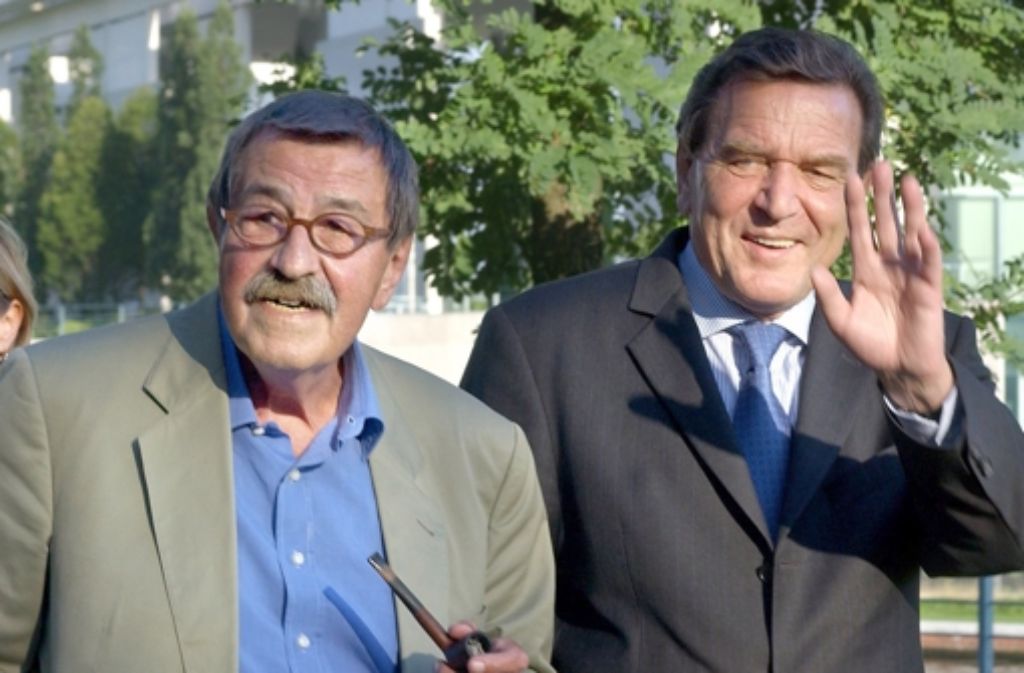 Auch mit dem bisher letzten SPD-Kanzler Gerhard Schröder – hier im August 2005 – ließ sich Grass medienwirksam ablichten.