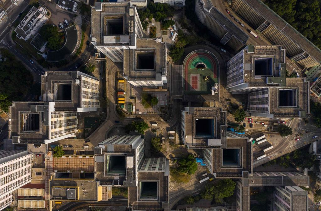Mithilfe einer Drohne fotografierte er unterschiedliche Schauplätze Hongkongs von oben.