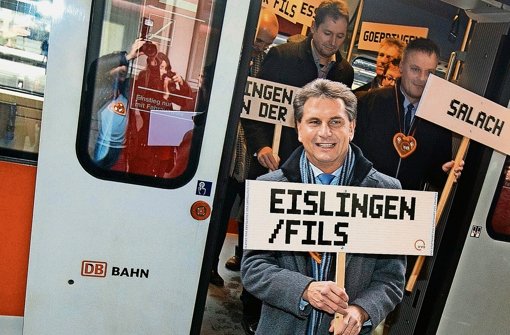 Der Eislinger Oberbürgermeister Klaus Heininger steigt mit seinen Kollegen aus Salach und Gingen zufrieden aus dem Sonderzug. Foto: Horst Rudel