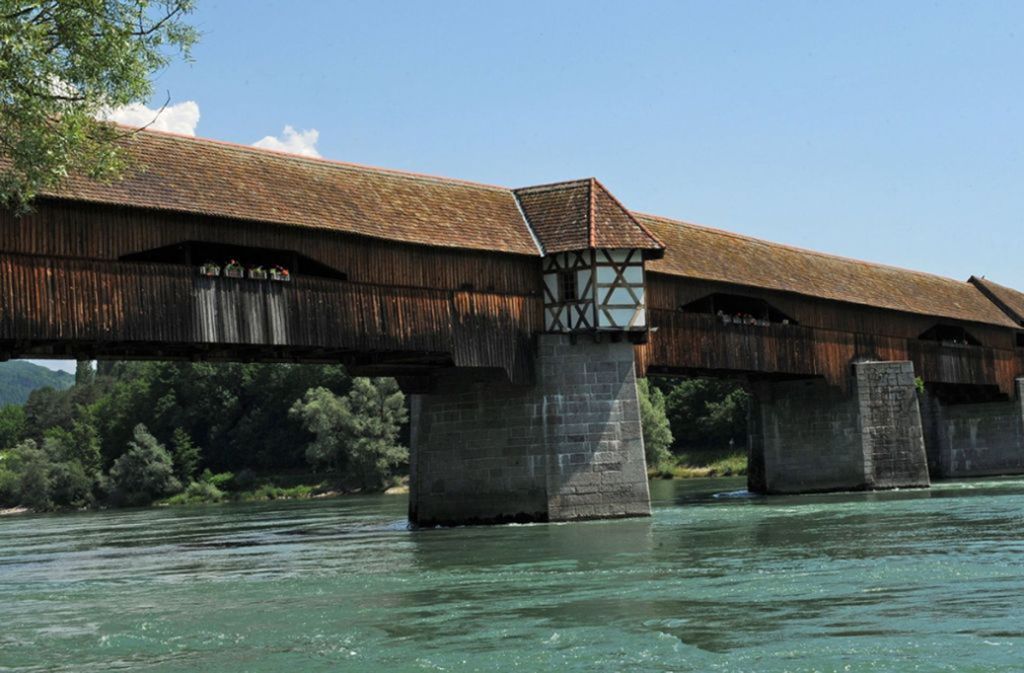 204 Meter lang – historische Rheinbrücke: Die 1272 eröffnete Brücke, die Bad Säckingen mit der Gemeinde Stein in der Schweiz verbindet, ist die längste gedeckte Holzbrücke Europas und knapp ein Meter länger als die Luzerner Kapellbrücke (202,9 Meter).