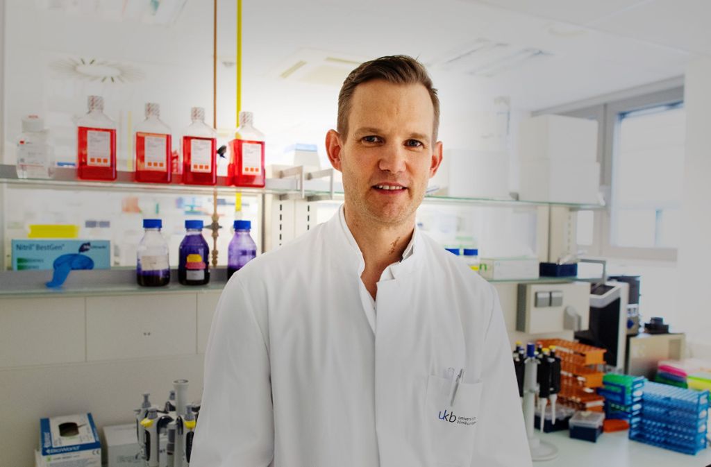 Hendrik Streeck leitet seit Oktober 2019 das Institut für Virologie am Universitätsklinikum Bonn – als Nachfolger von Christian Drosten – sowie das Institut für HIV-Forschung. Aktuell führt er eine Studie im Kreis Heinsberg durch, das als das Epizentrum des Corona-Ausbruchs in Deutschland gilt.