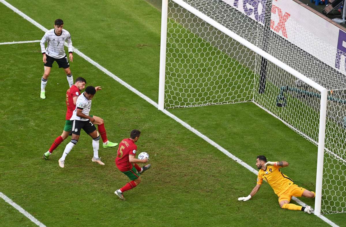 Wenigen Minuten später befördert Portugals Raphael Guerreiro den Ball nach einer Flanke von Joshua Kimmich erneut ins eigene Netz.