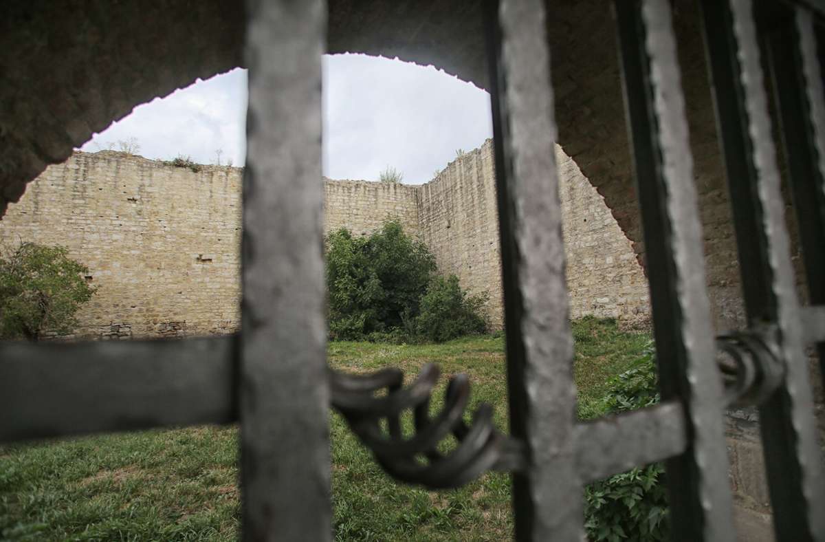 Wer durch das Tor blickt, kann die früheren Ausmaße der Burg erahnen.