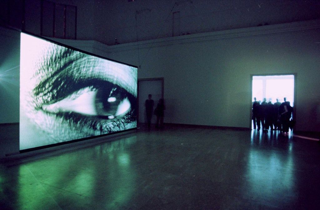 Rosemarie Trockel 1999 standen die Besucher des Deutschen Pavillons einem großen, dunklen Auge gegenüber, das einen durchdringend anschaute oder geschlossen war. Es war Teil einer Videotrilogie der erfolgreichen Künstlerin Rosemarie Trockel.