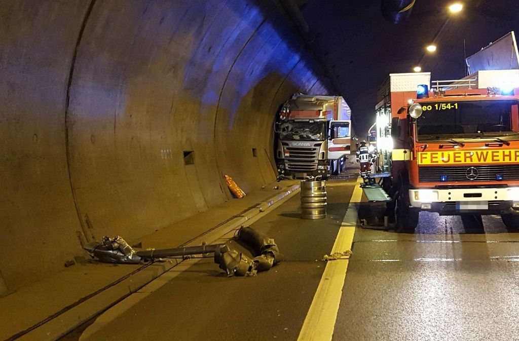 Ein Sattelzug hatte nach einer Kollision mit einem Auto die Tunnelwand gerammt und die Löschwasserleitung demoliert.