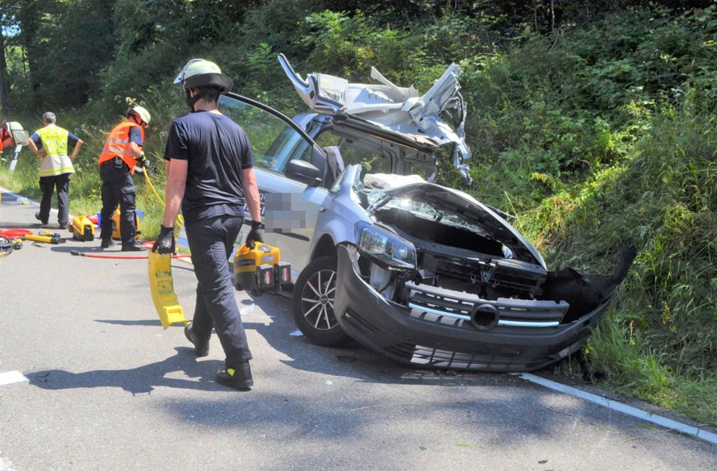 Der Autofahrer wurde bei dem Unfall lebensgefährlich verletzt.
