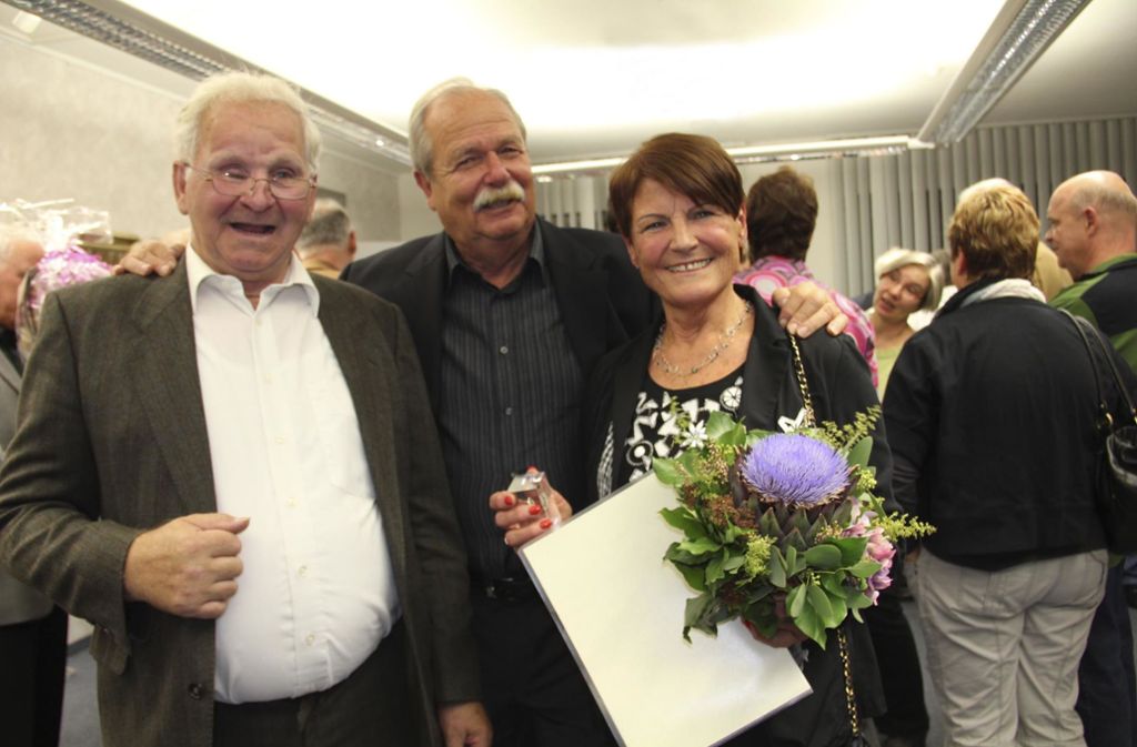 Edeltraud Wetzel (hier mit Heinz Kobald und ihrem Ehemann Peter) bekam für ihr Engagement zunächst im Botnanger Rathaus die Ehrenmünze der Stadt Stuttgart überreicht ...
