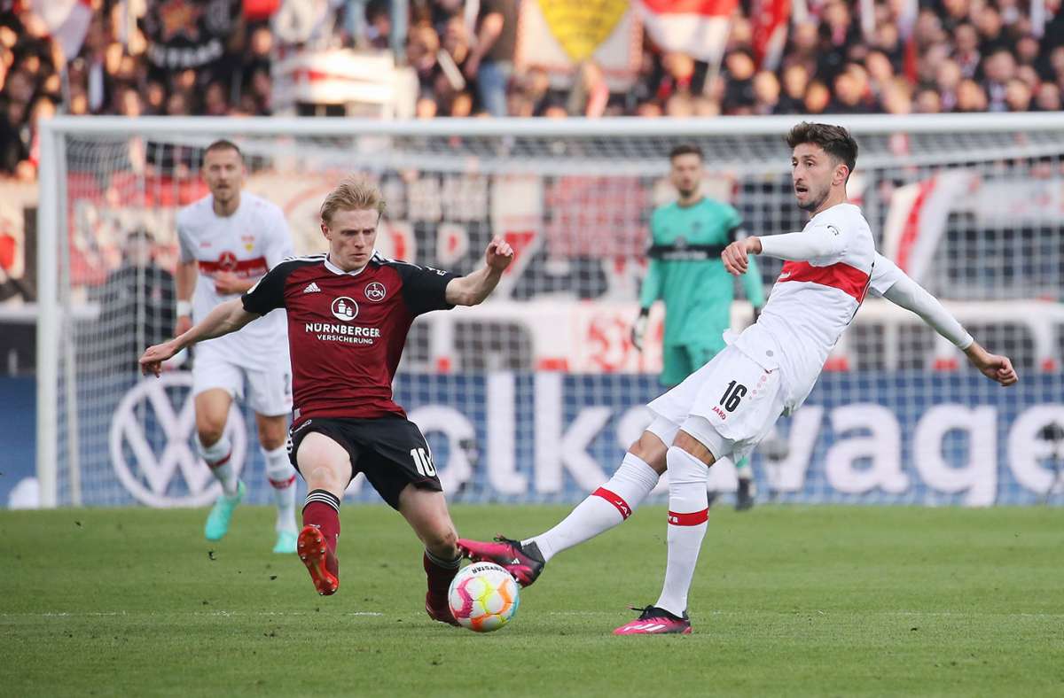 Die ersten Minuten spielten sich fast ausschließlich im Mittelfeld statt. Karazor verteilte die Bälle in der VfB-Zentrale.