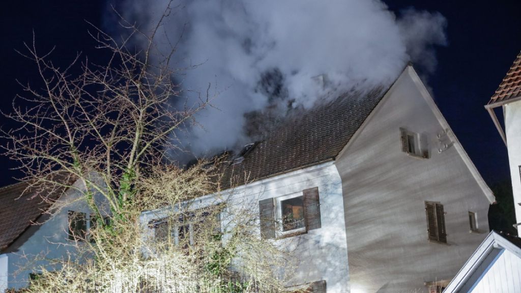 Zwei Menschen werden verletzt: Dachstuhl brennt in Feuerbach lichterloh