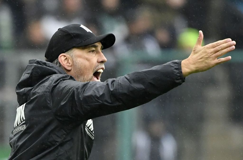 Martin Schmidt, der Trainer des FC Augsburg, war nach der Pleite in Mönchengladbach bedient. Foto: AFP/Ina Fassbender