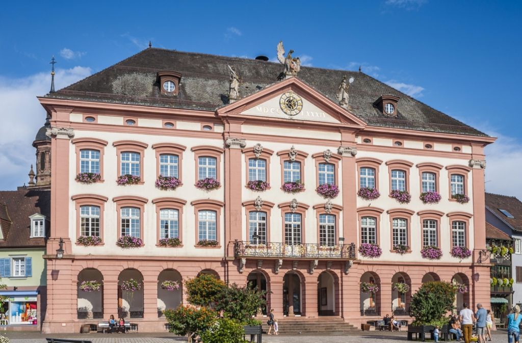 Gengenbach In der Vorweihnachtszeit: verwandelt sich das Rathaus von Gengenbach im Schwarzwald in den weltweit größten Adventskalender.
