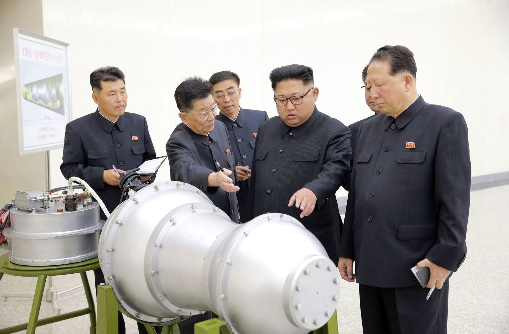 Die von der Regierung Nordkoreas am 3.September 2017 verbreitete Aufnahme zeigt Staatschef Kim Jong Un (zweiter von rechts) bei der Inspektion eines angeblichen Wasserstoffbomben-Sprengkopfes an einem nicht genannten Ort.