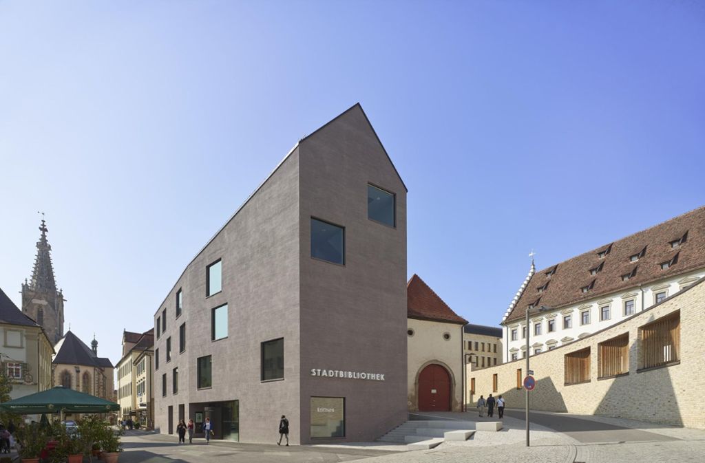 Und noch ein Bibliotheksneubau im Südwesten hat es unter die insgesamt 383 Nominierten des Mies van der Rohe Award geschafft. Der Bau orientiert sich am mittelalterlichen Altstadt-Bestand von Rottenburg am Neckar.