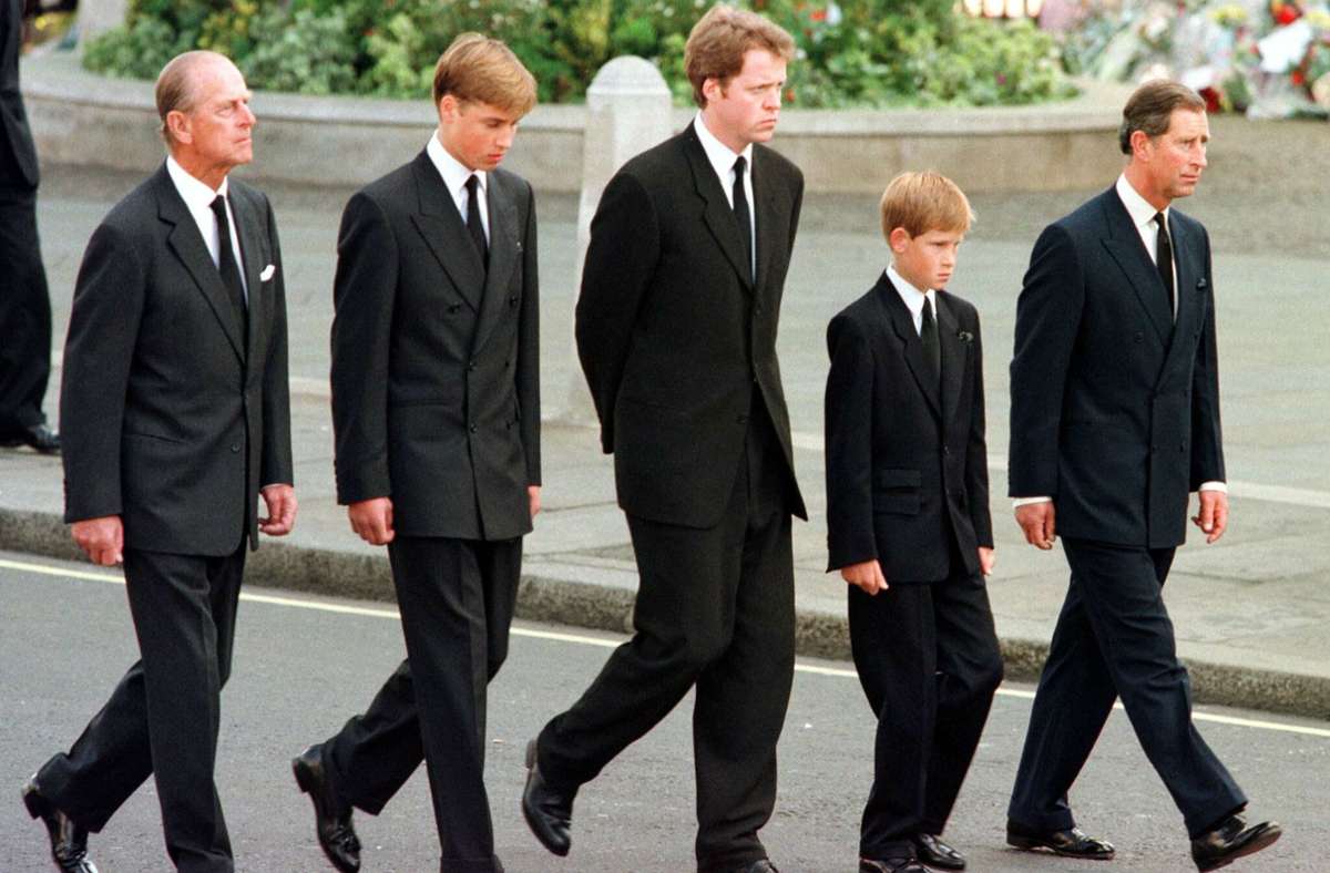 1997: Der 15-jährige William und der zwölfjährige Harry folgen dem Sarg ihrer Mutter Diana, die bei einem Autounfall ums Leben gekommen war.