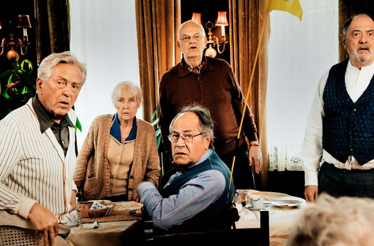 Sabine Hahn gehörte auch zum Cast der neuen SWR-Serie „Der letzte Wille“, ebenfalls unter der Regie von Ulrike Grote (Foto: zweite von links). In der schwäbischen Serie gerät ein Seniorenheim in Aufruhr.