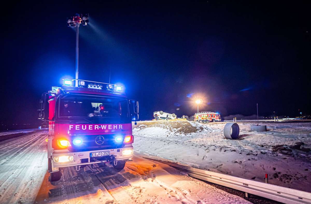 Neben dem Rettungsdienst und einem Notarzt war auch die Feuerwehr mit sechs Fahrzeugen und 29 Feuerwehrleuten zur Unterstützung der Rettungs- und Bergungsmaßnahmen im Einsatz.